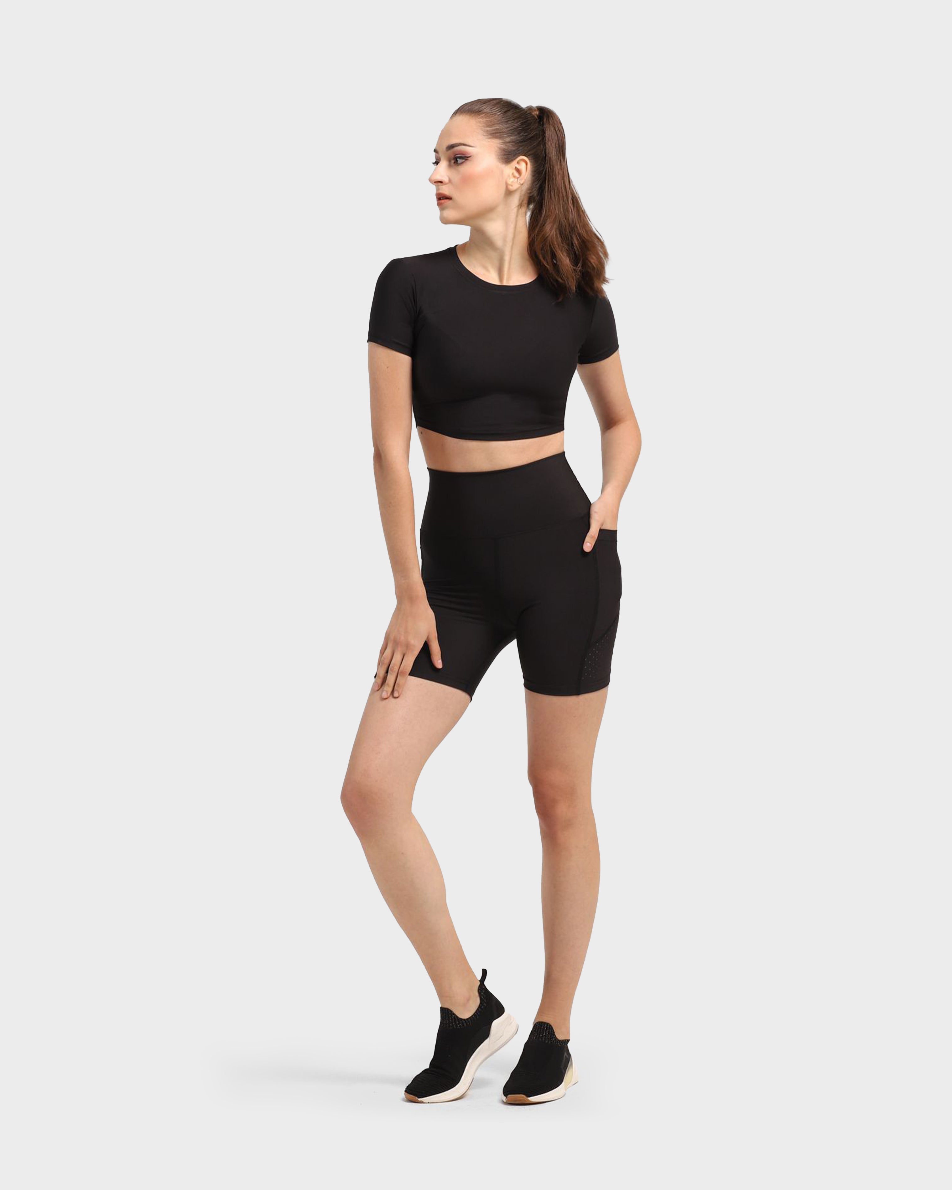 LASER-CUT POCKET SHORT TIGHT BLACK