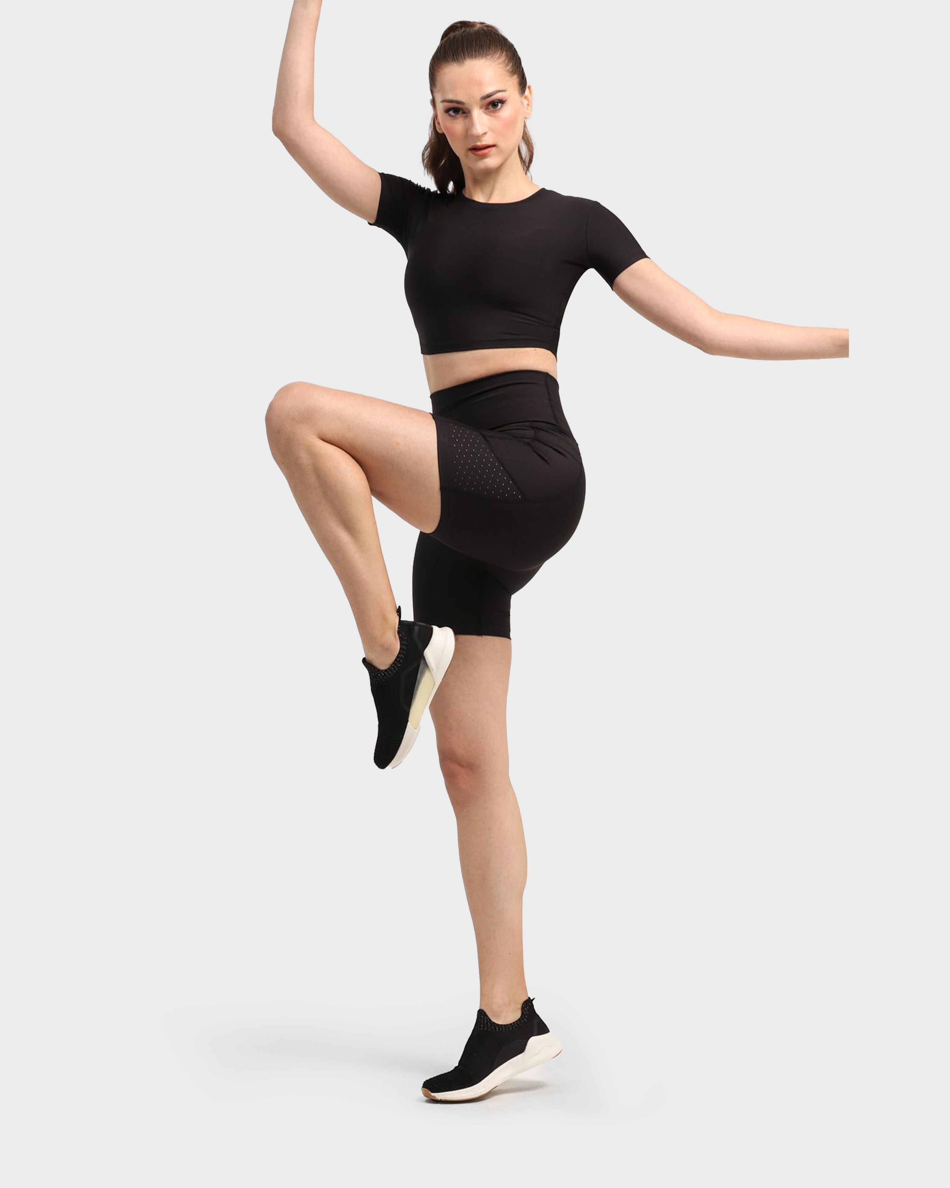 LASER-CUT POCKET SHORT TIGHT BLACK