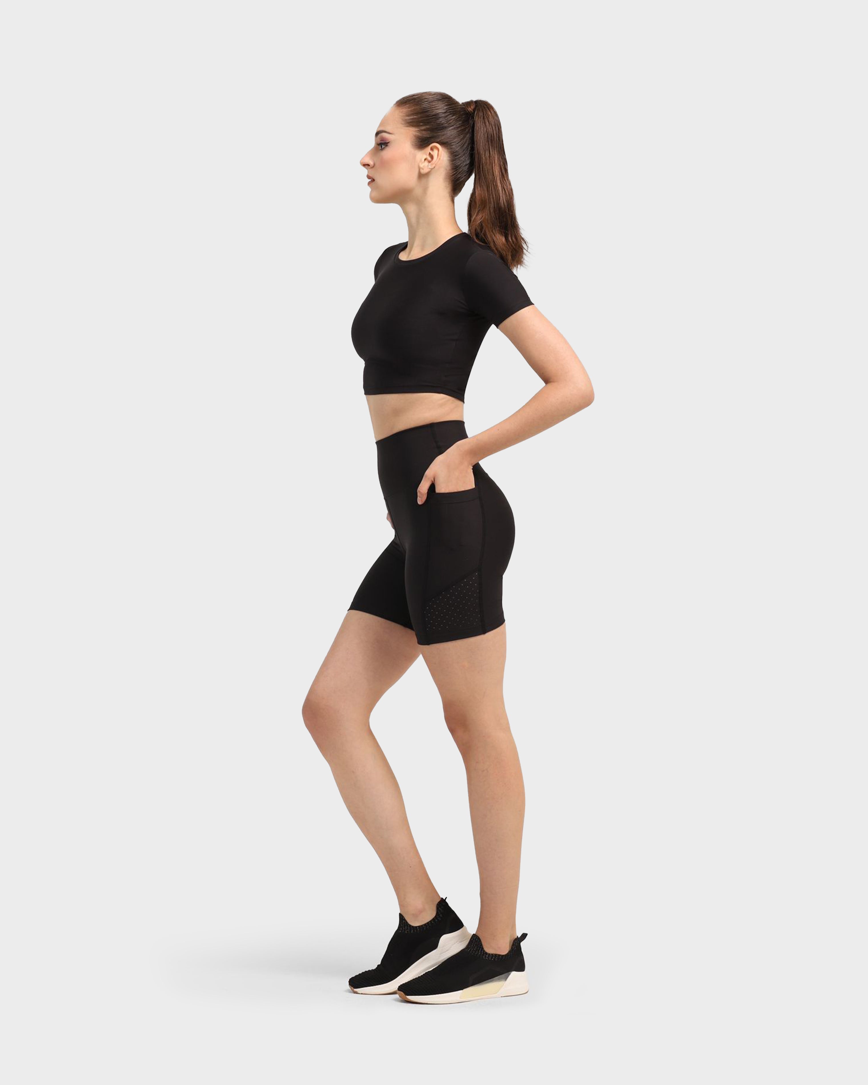 LASER-CUT POCKET SHORT TIGHT BLACK