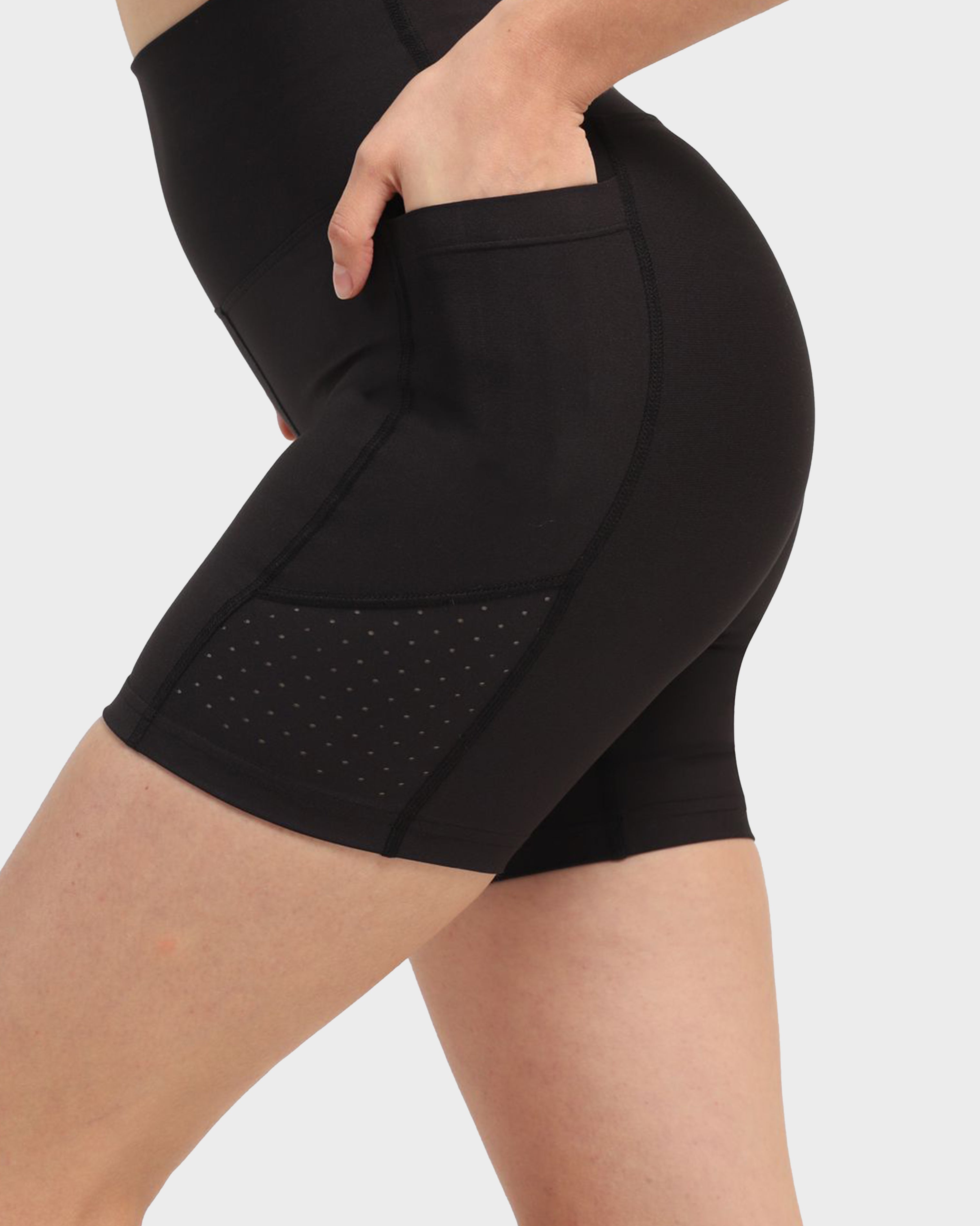 LASER-CUT POCKET SHORT TIGHT BLACK