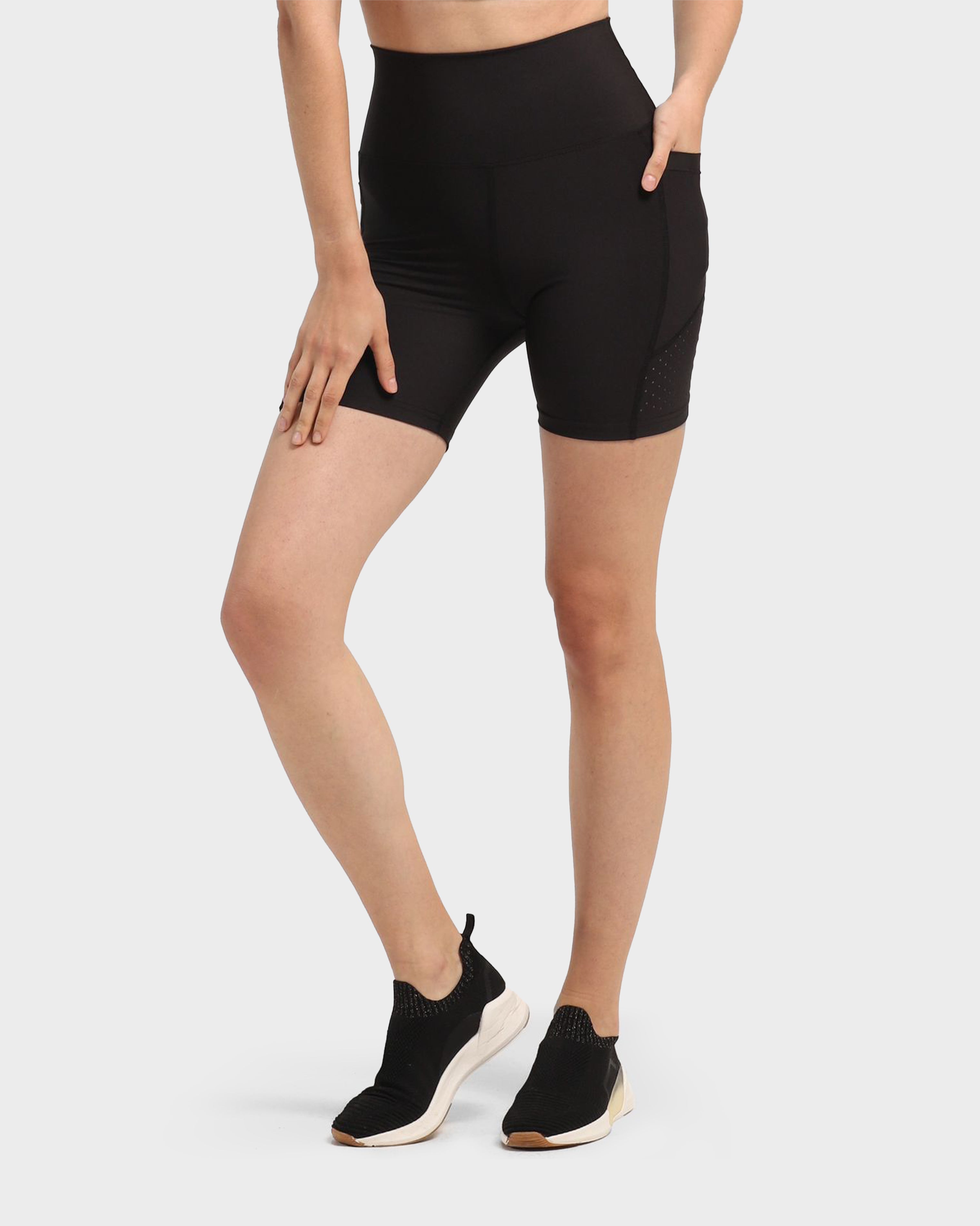 LASER-CUT POCKET SHORT TIGHT BLACK