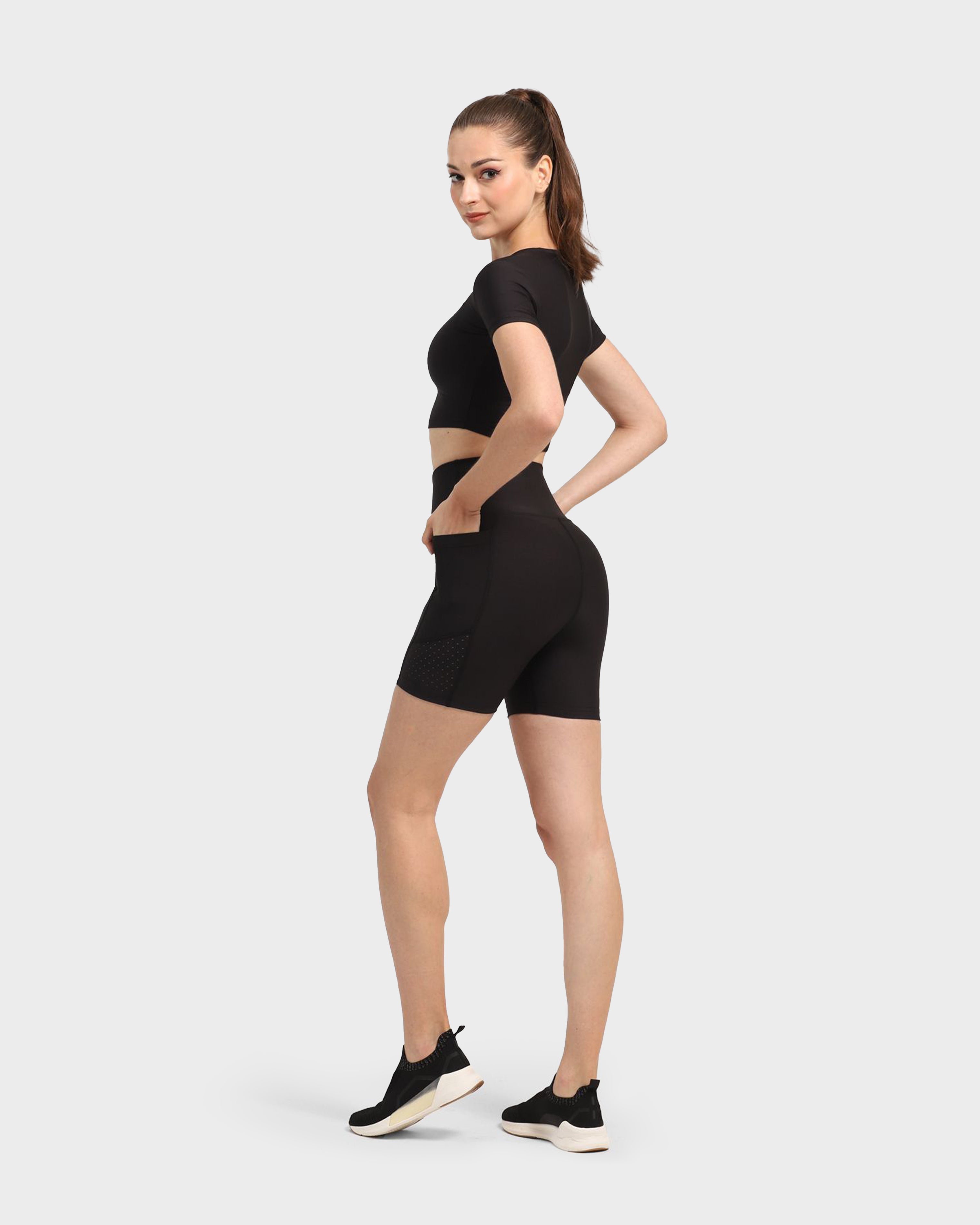 LASER-CUT POCKET SHORT TIGHT BLACK
